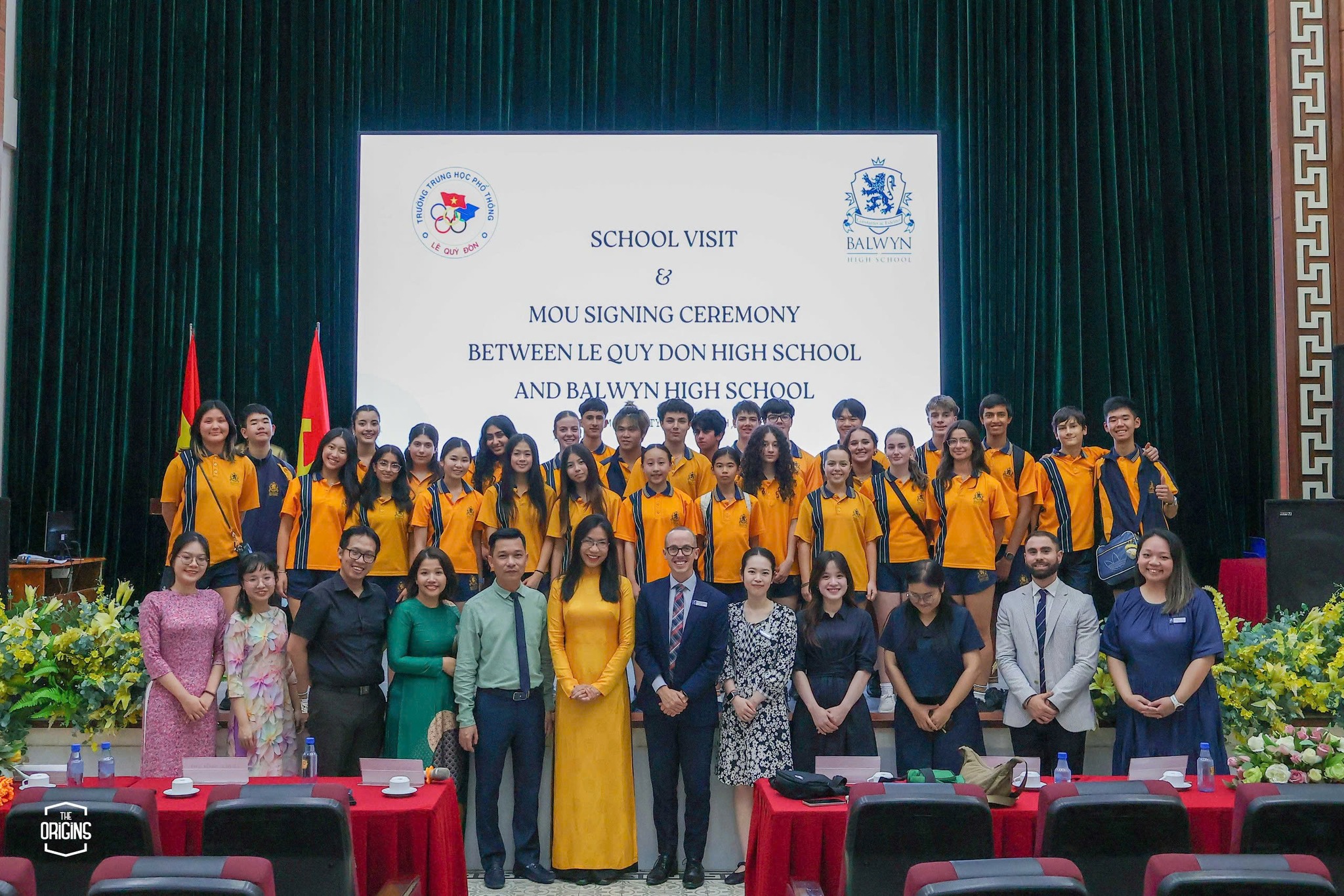Có thể là hình ảnh về 1 người, đang học, kèn clarinet và văn bản