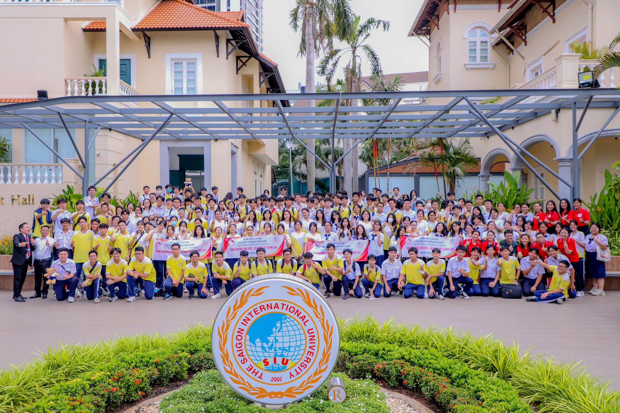 Hoạt động trải nghiệm hướng nghiệp tháng 05: "Sáng đường mơ ước - Chạm bước tương lai" K10