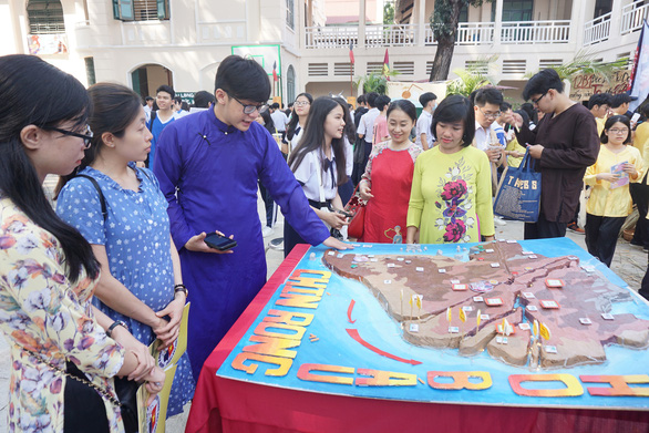 Học sinh bán nông sản, làm mô hình nhà chống lũ... lấy điểm kiểm tra định kỳ