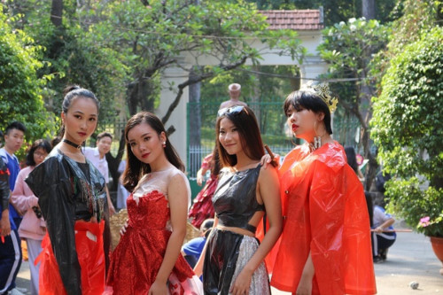 Teen Sài thành diễn thời trang từ đồ tái chế